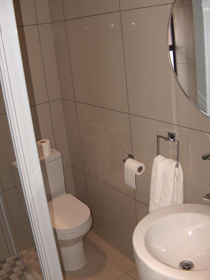 קלרנס The Courtyard Guest House מראה חיצוני תמונה