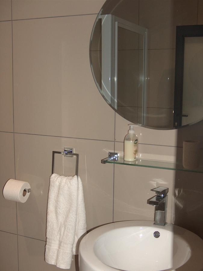 קלרנס The Courtyard Guest House מראה חיצוני תמונה